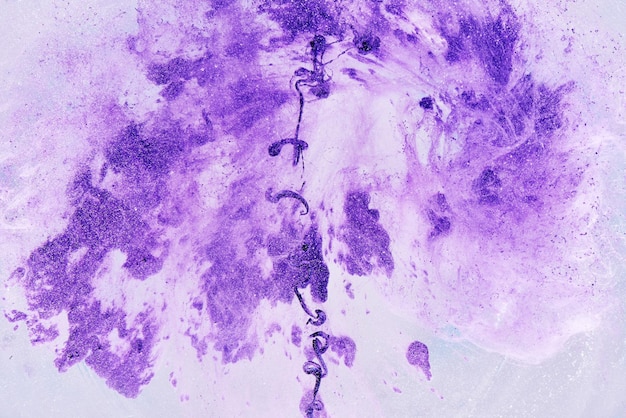 Fond d'art abstrait liquide lilas violet. Éclaboussures et taches de peinture, concept émotionnel