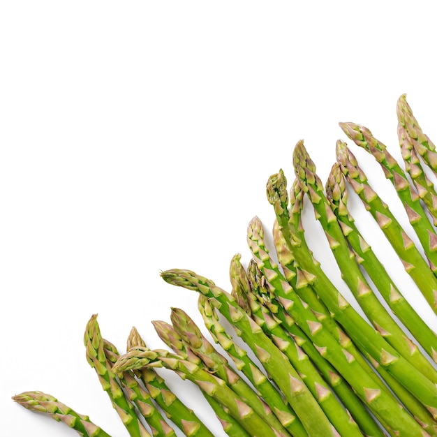 Fond d&#39;asperges isolé sur fond blanc. Vue de dessus