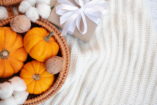 Photo fond d'automne avec des citrouilles et une boîte-cadeau