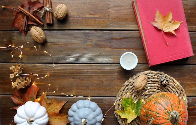 Fond d'automne avec des feuilles rouges colorées sur fond en bois Vue de dessus espace de copie