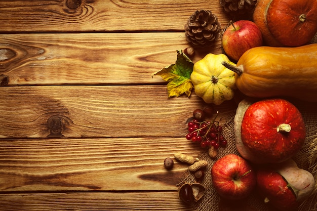 Fond d'automne avec des fruits sur une table en bois