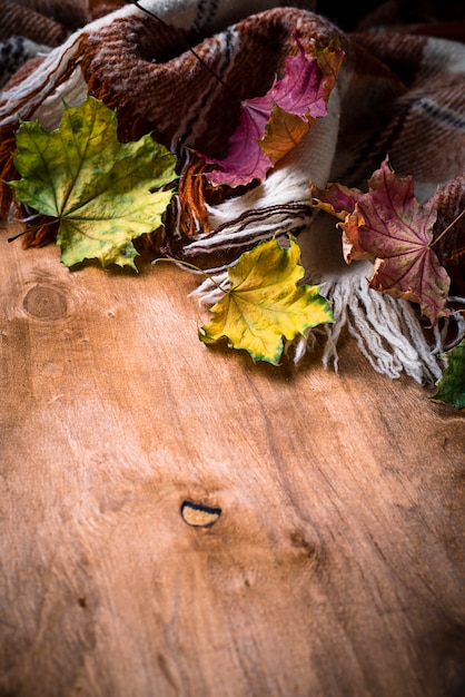 Fond d&#39;automne avec plaid et feuilles