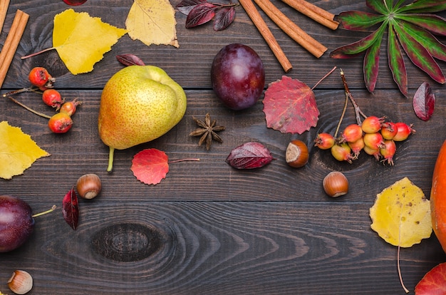 Fond d&#39;automne sombre avec espace de copie. Lay plat.