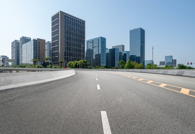 Fond d'autoroute et horizon urbain