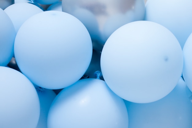 Le fond des ballons est bleu et argent. Un endroit pour le texte. Fête de vacances. photo de haute qualité