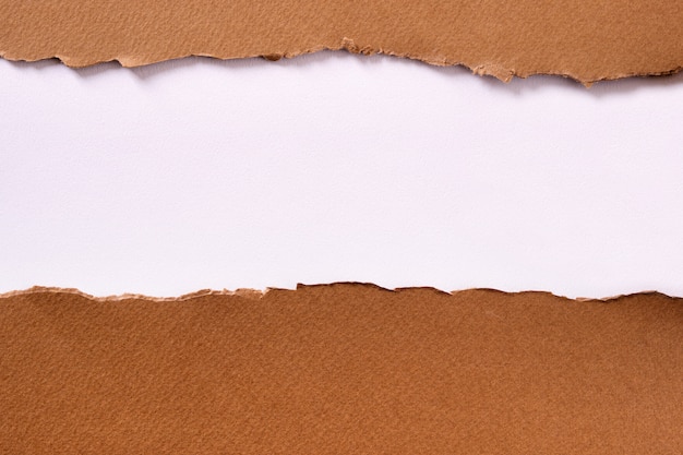 Fond de bande de papier brun déchiré blanc