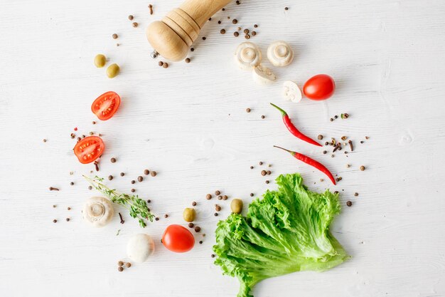 Fond de bannière culinaire avec des épices et des légumes Vue d'en haut Faites de la place pour le texte