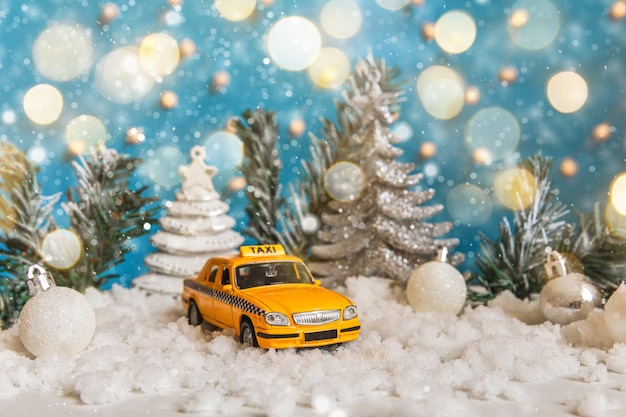 Fond De Bannière De Noël Modèle De Taxi De Voiture Jouet Jaune Et Ornements De Décorations D'hiver Sur Fond Bleu ...