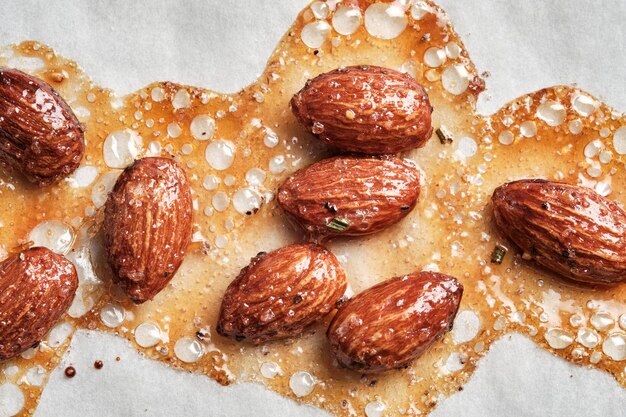 Fond à base d'amandes caramélisées au miel et sucre