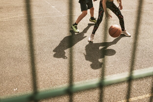 Fond de basket-ball, enfants jouant au basket-ball, passe-temps d'été