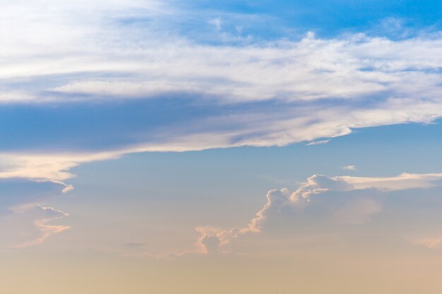 Fond de beau ciel bleu avec lumière nuage et coucher de soleil