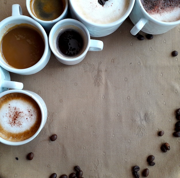 Photo fond avec beaucoup de tasses de café d'en haut