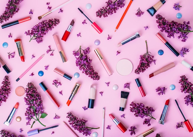 Fond de beauté avec des produits cosmétiques sur fond rose