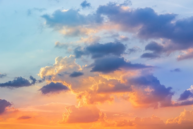 Photo le fond de beaux couchers de soleil naturels avec des nuages