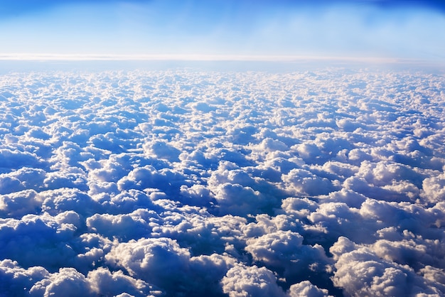 Fond de beaux nuages ​​ciel bleu