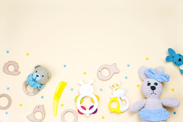 Sur un fond beige avec copie espace jouets pour enfants hochets et jouets de dentition