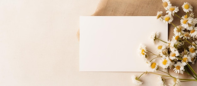 Un fond beige neutre prépare le terrain pour ce modèle d'invitation de mariage avec un blanc