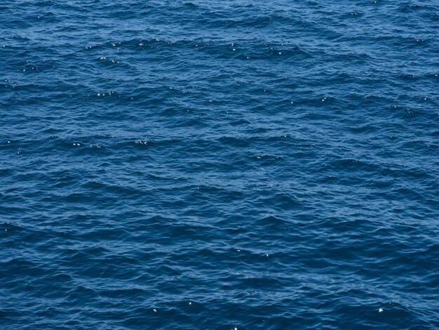 Fond de belles vagues de la mer bleue