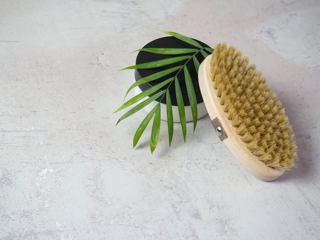 Sur un fond de béton accessoires pour soins spa brosses pour massage du visage et du corps