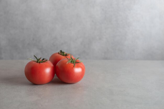 Fond de béton gris avec des légumes et de la laitue Fond culinaire horizontal