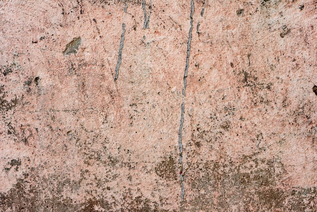 Fond de béton de mur de texture. Fragment de mur avec des rayures et des fissures