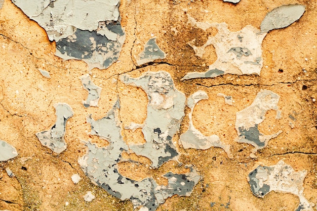 Fond de béton de mur de texture. Fragment de mur avec des rayures et des fissures