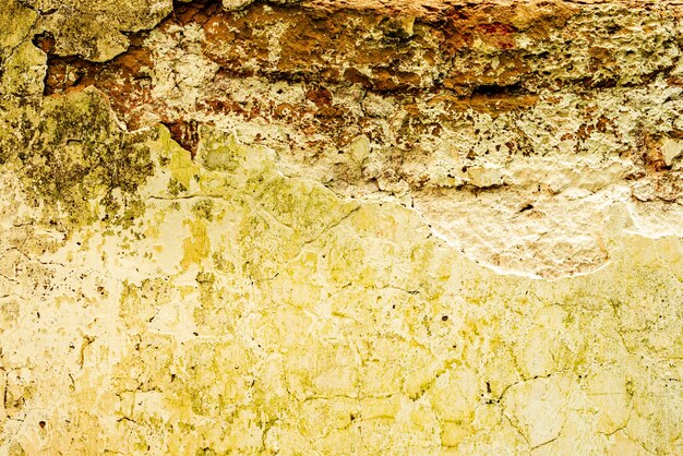 Fond de béton de mur de texture. Fragment de mur avec des rayures et des fissures