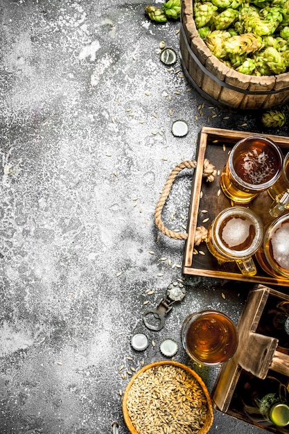 Fond de bière. Bière fraîche avec des ingrédients sur une table rustique.