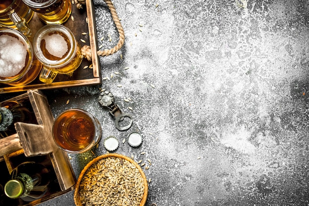 Fond de bière. Bière fraîche avec des ingrédients sur une table rustique.