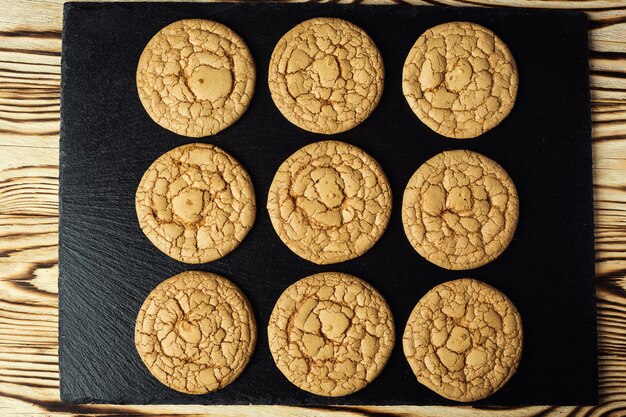 Fond de biscuit sucré Biscuit domestique concept de modèle de biscuit au beurre empilé macroBiscuits faits maison sur table en boisBiscuits de céréales au sésamecacahuètestournesol et amarante