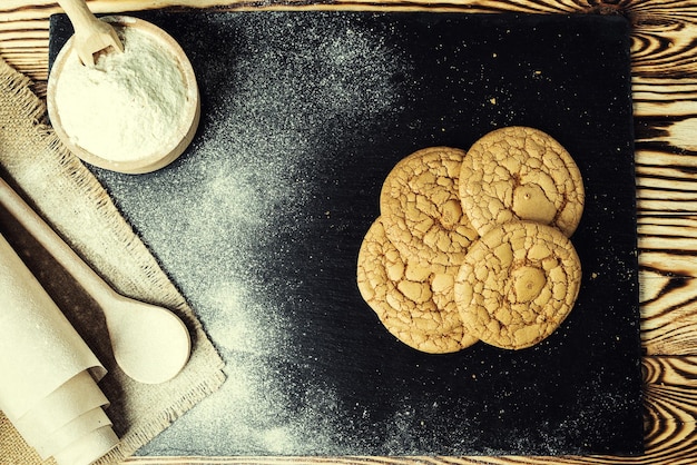 Photo fond de biscuit sucré biscuit domestique concept de modèle de biscuit au beurre empilé macrobiscuits faits maison sur table en boisbiscuits de céréales au sésamecacahuètestournesol et amarante