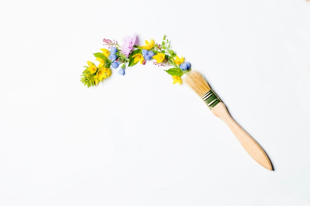 Photo sur un fond blanc brosse avec sous peinture avec des fleurs colorées