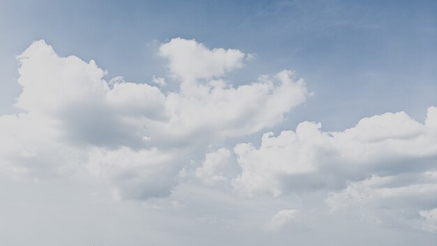 fond blanc de ciel bleu avec des nuages doux