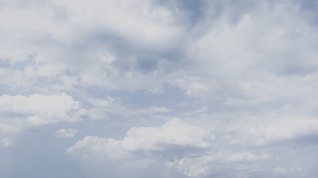 fond blanc de ciel bleu avec des nuages doux