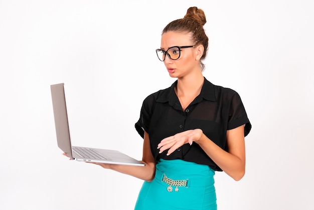 Fond blanc, employé de bureau fille, femme d'affaires, montre des émotions