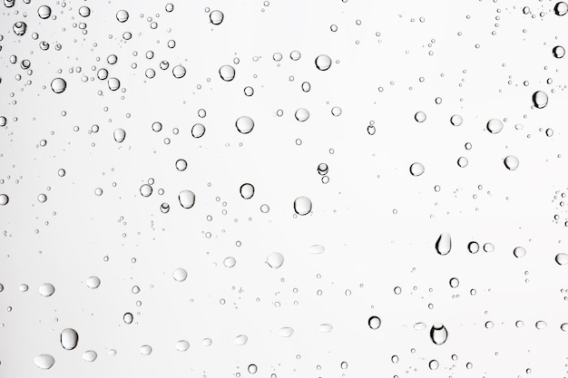 fond blanc isolé gouttes d'eau sur le verre / vitre humide avec éclaboussures et gouttes d'eau et de chaux, texture automne fond