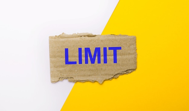 Sur fond blanc et jaune carton déchiré marron avec le texte LIMIT