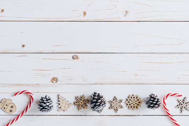 Fond blanc et Noël en bois avec des flocons de neige