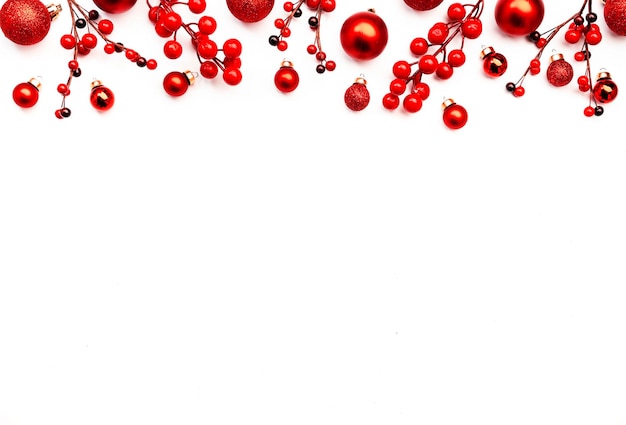 Fond blanc de Noël et du nouvel an avec des boules de Noël rouges et des baies top viewcopy spase