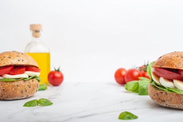 Fond blanc pour les marchandises avec des sandwichs à la mozzarella et aux tomates