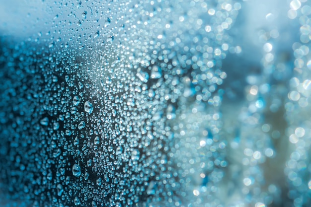 Fond bleu abstrait avec des gouttes de pluie et un beau bokeh