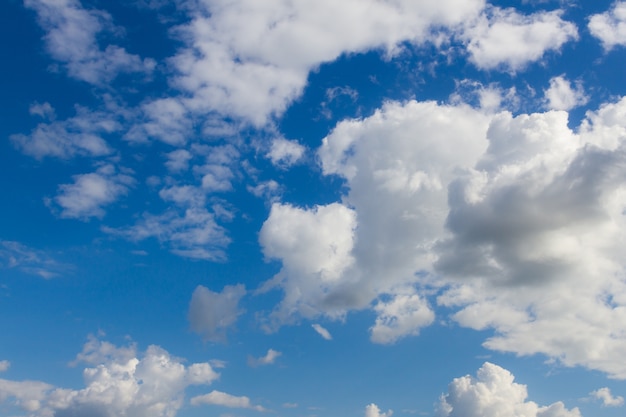 Fond bleu ciel et nuages