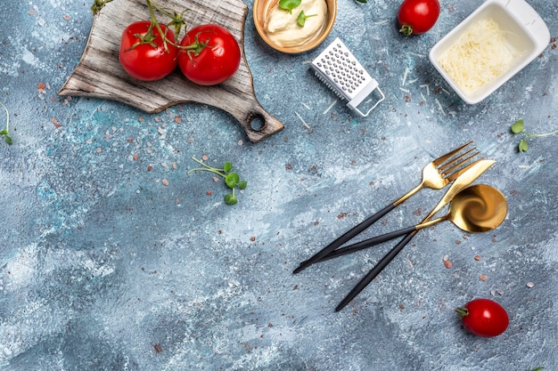 Fond bleu de la cuisine. fromage parmesan et tomates cerises, bannière, menu, lieu de recette pour le texte, vue de dessus,