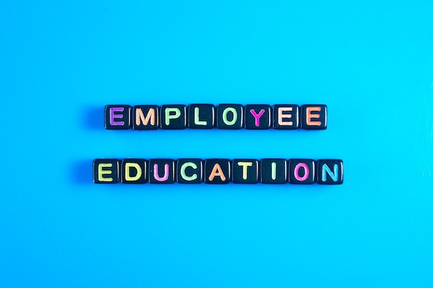 Un fond bleu avec le mot éducation des employés en lettres de néon.