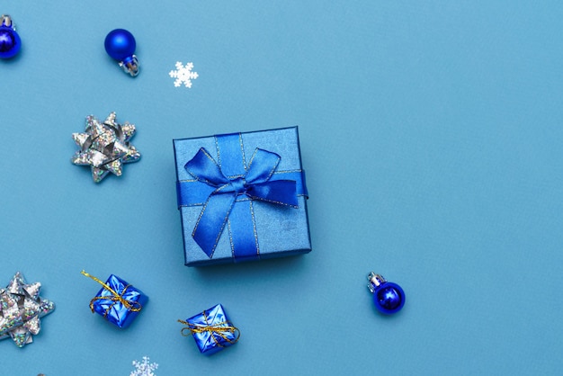 Fond bleu de Noël de boîte-cadeau et décorations de flocon de neige et boules de couleur bleu et argent avec ...