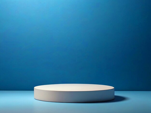 fond bleu avec un petit podium blanc pour la présentation des produits