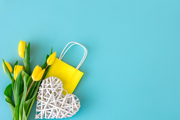 Fond Bleu Plat Avec Des Fleurs Et Des Sacs En Papier