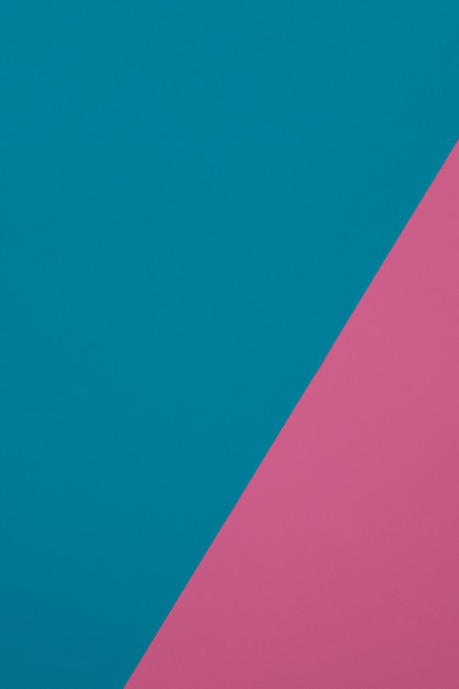 Fond bleu et rose, le papier coloré se divise géométriquement en zones, cadre, copie, espace.