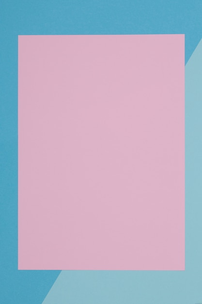 Fond bleu et rose, le papier coloré se divise géométriquement en zones