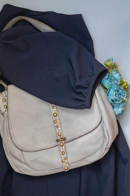 Sur un fond bleu, des vêtements pour femmes confortables et décontractés à la mode une robe bleue et un sac